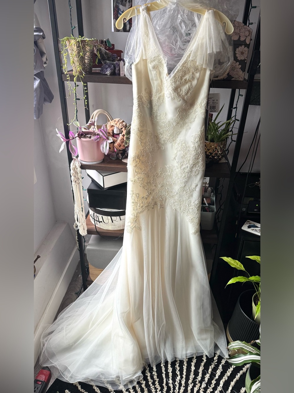 Vera Wang WHITE Ivory Lace Appliqué V-Neck soft mermaid wedding dress